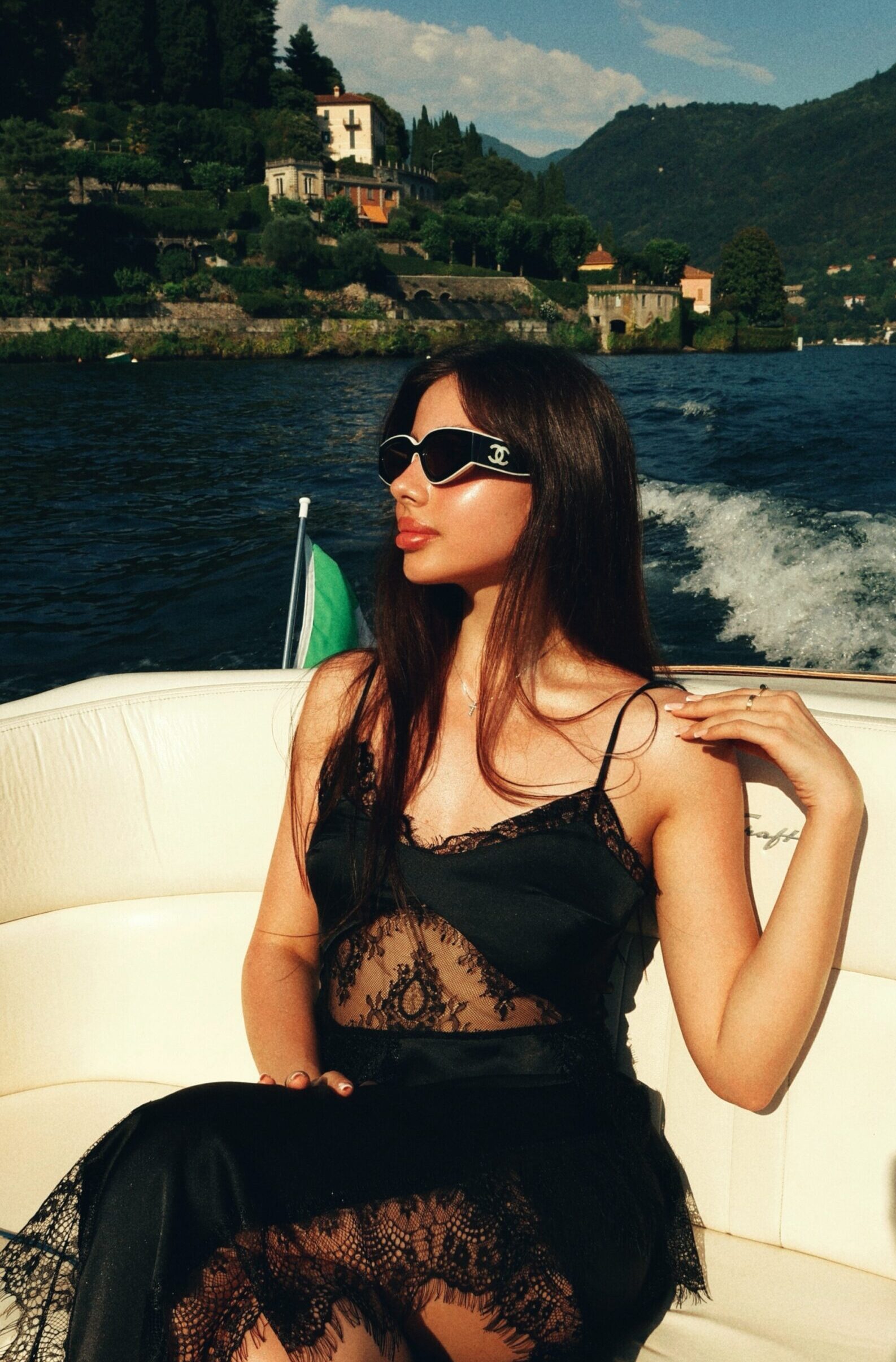 photoshoot by boat in lake como